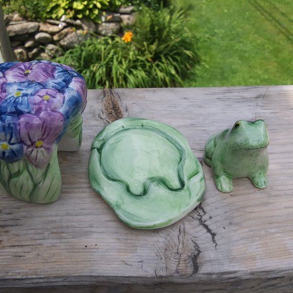 unique salt and pepper shakers frog under flowers - Picture 8 of 13